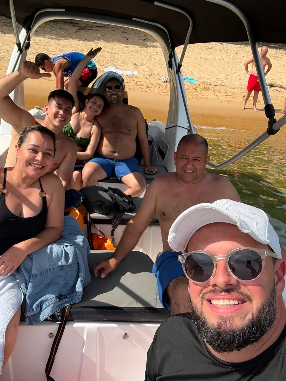 Passeio de lancha com clientes