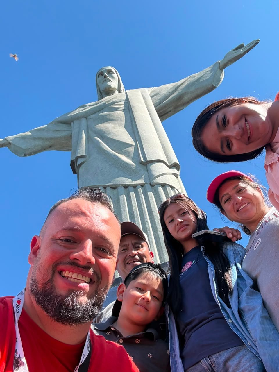 Grupo em selfie no Cristo Redentor