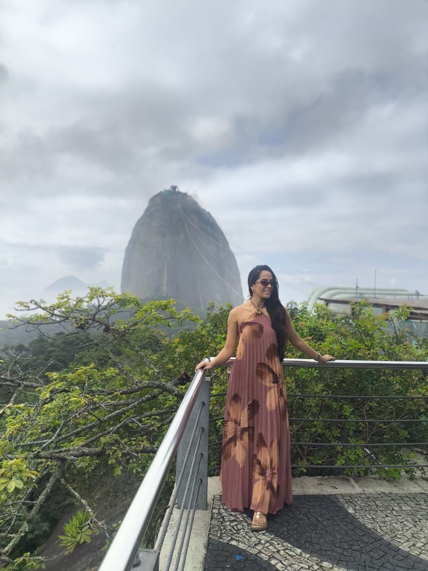 Turista em mirante com o Pão de Açúcar