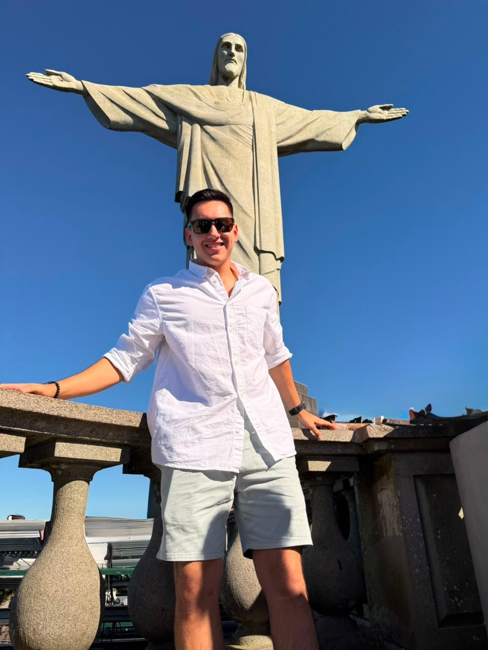 Marcos em frente ao Cristo Redentor