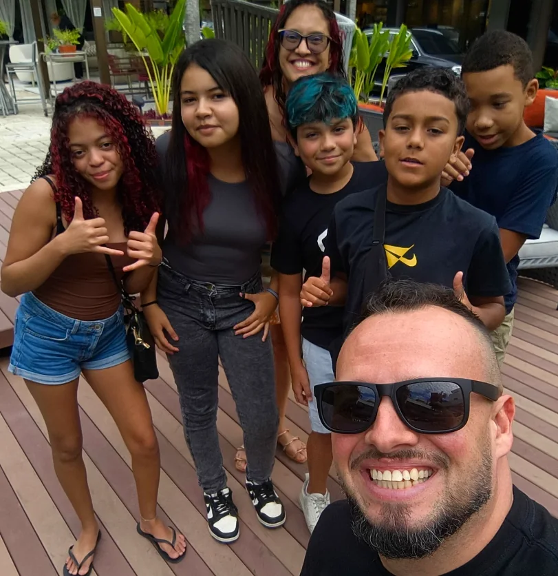 Marcos com grupo de passageiros